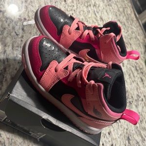 Toddler girl size 9 Jordan 1 mid
